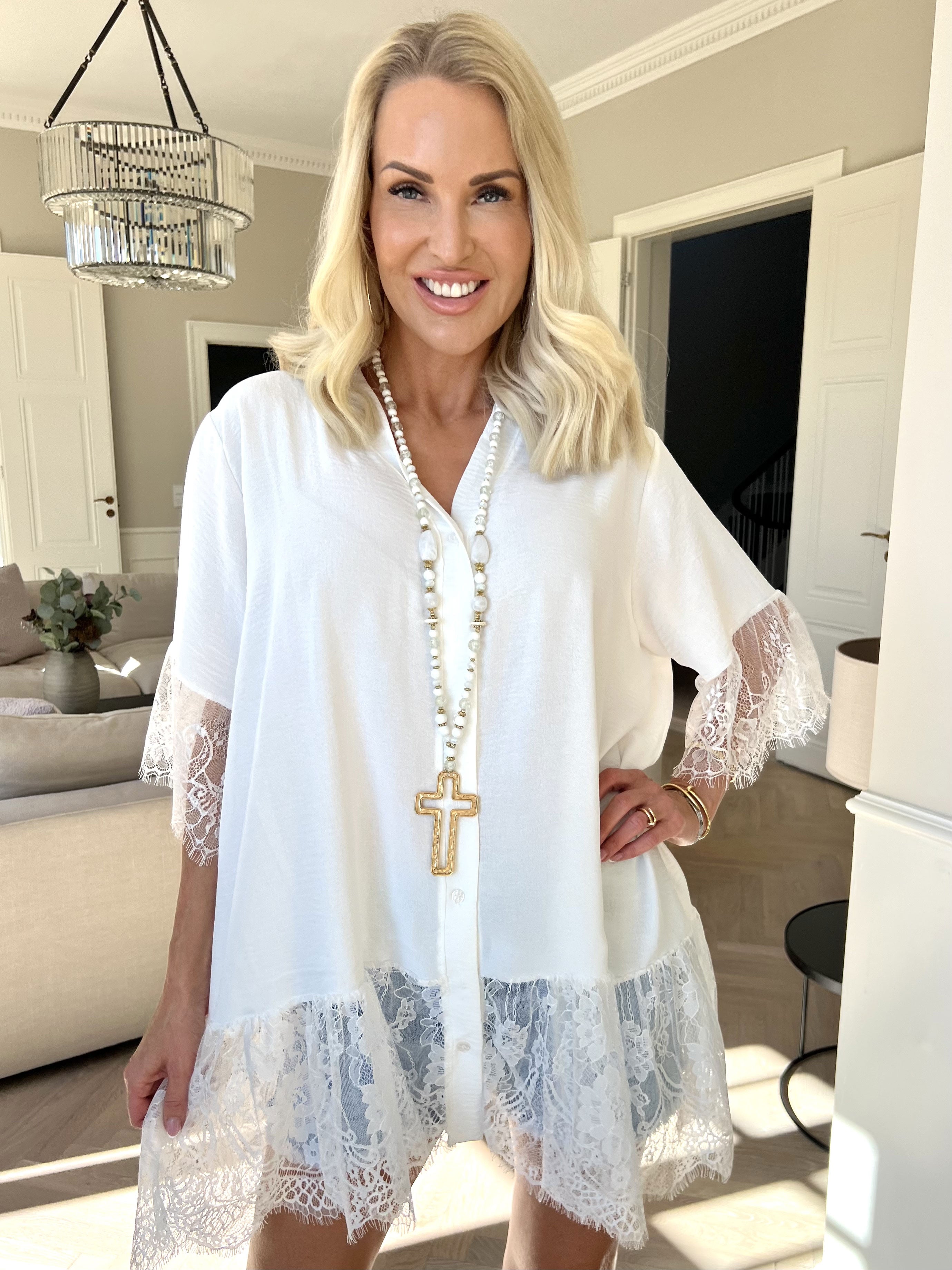 Asta - Sød tunika i viskose med knapper og flæsekanter